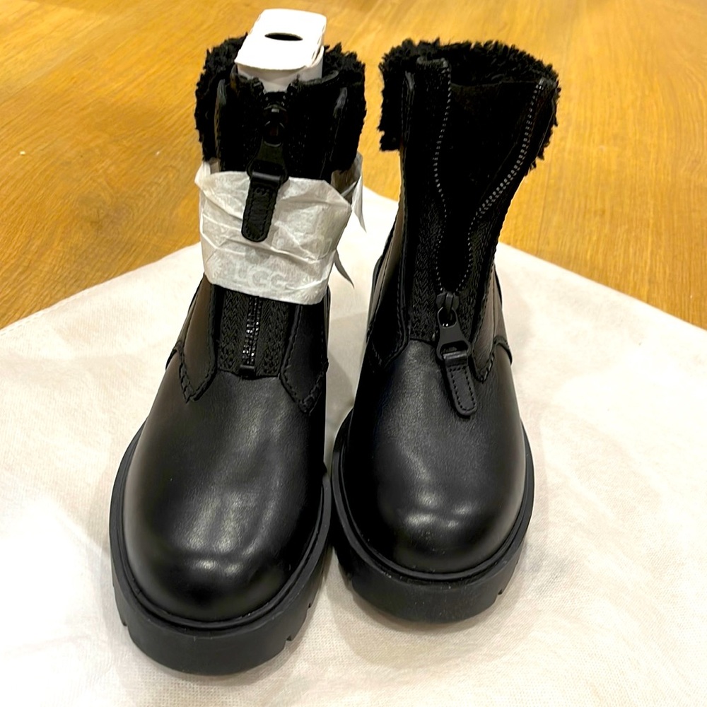 Ugg Black snow boot with fur and zipper opening size 7 womens us